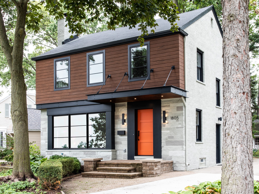 Mittelgroßes, Zweistöckiges Mid-Century Einfamilienhaus mit Mix-Fassade, bunter Fassadenfarbe, Satteldach und Schindeldach in Detroit