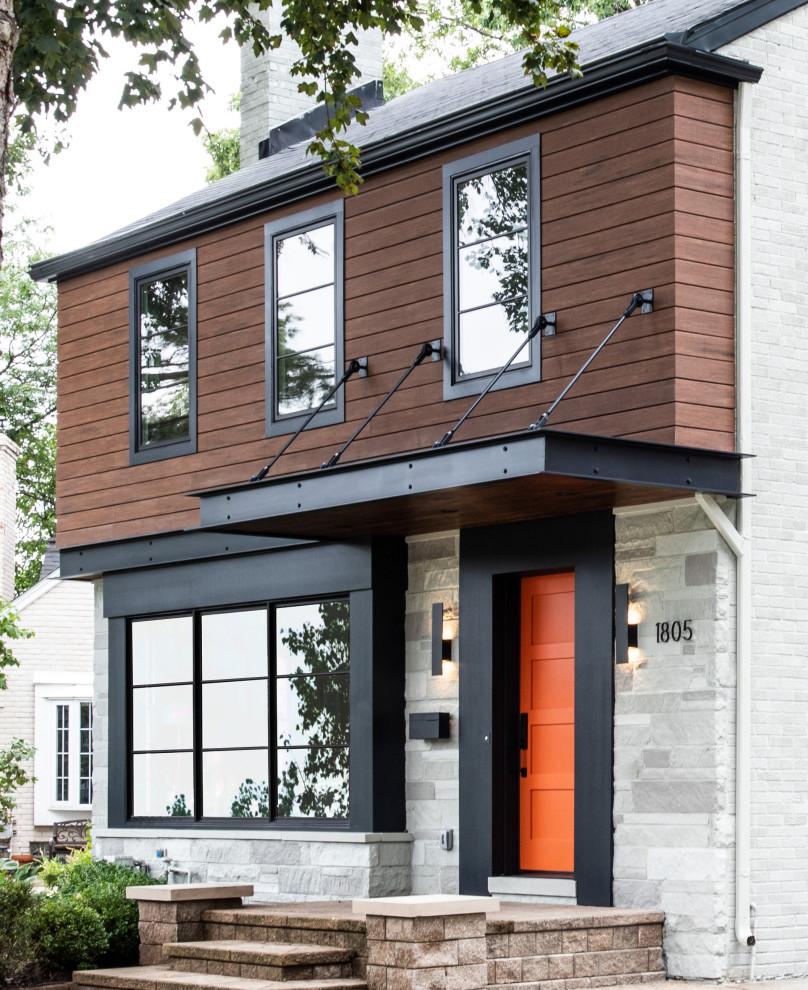 Réalisation d'une façade de maison multicolore vintage de taille moyenne et à un étage avec un revêtement mixte, un toit à deux pans et un toit en shingle.