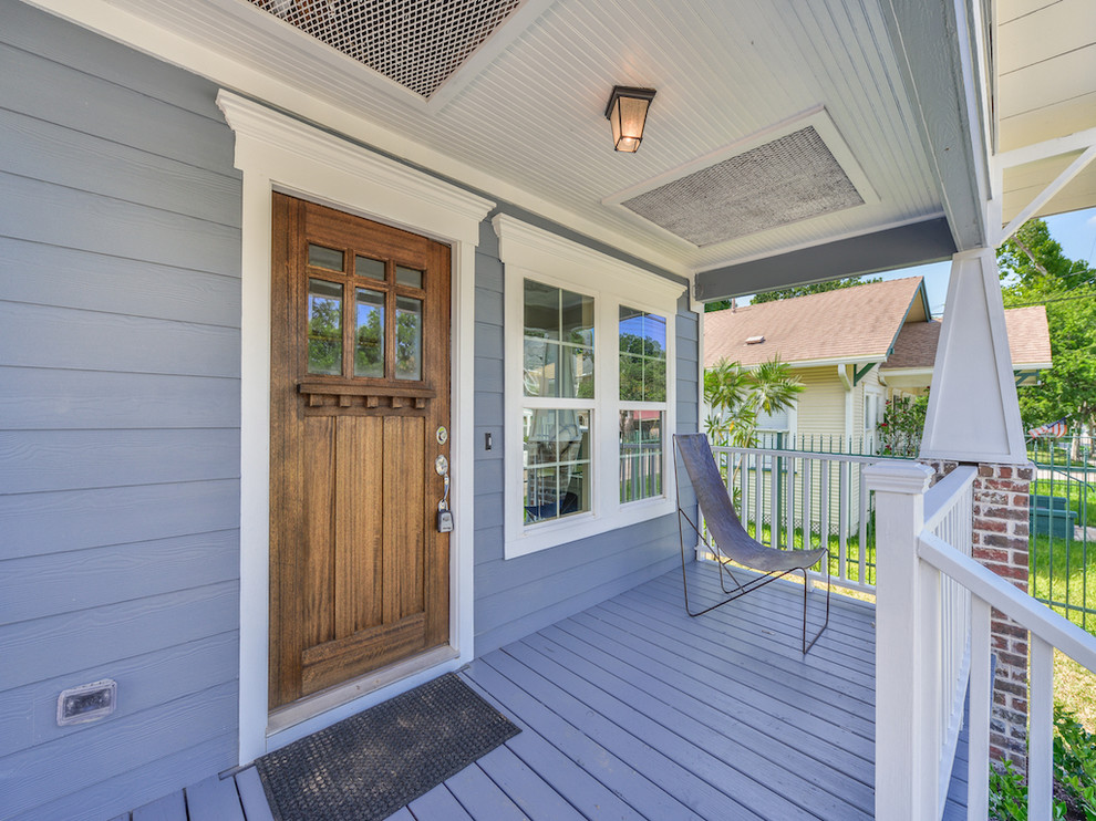 Cette photo montre une façade de maison bleue craftsman en bois de taille moyenne et de plain-pied avec un toit à deux pans.