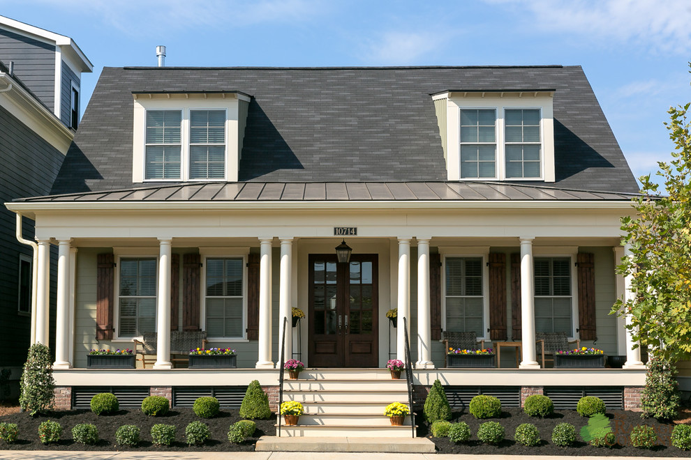 Mittelgroßes, Zweistöckiges Klassisches Haus mit Mix-Fassade und grüner Fassadenfarbe in Louisville