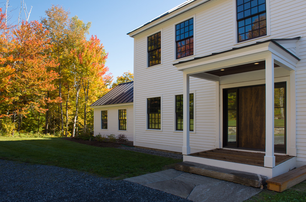 Großes, Zweistöckiges Landhausstil Haus mit weißer Fassadenfarbe, Satteldach und Vinylfassade in Burlington
