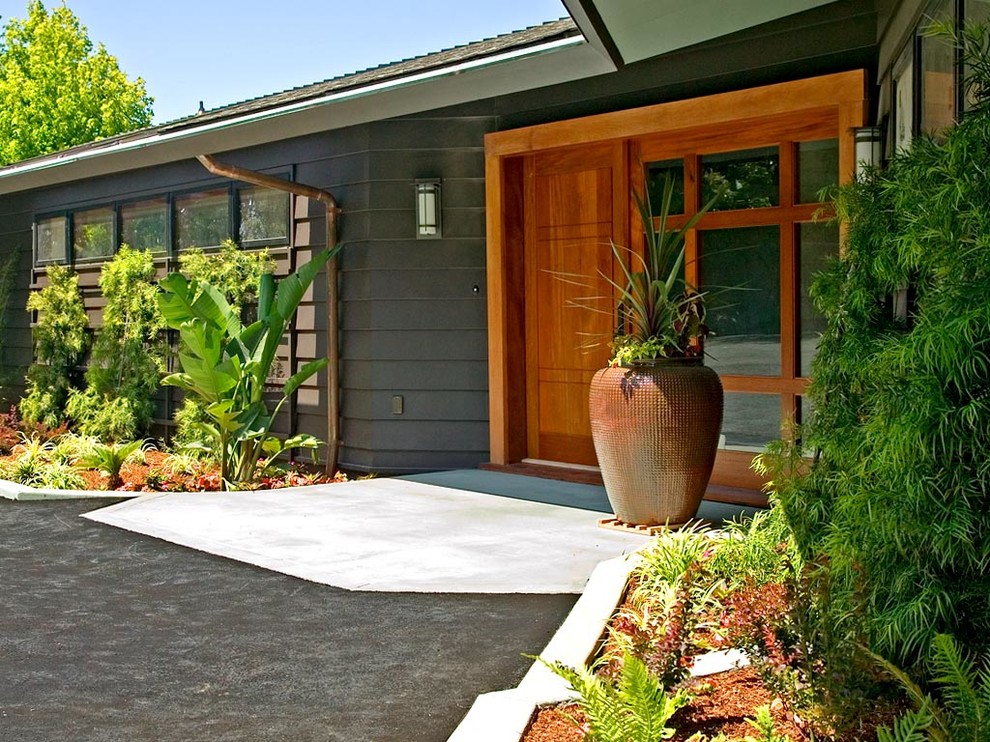 Design ideas for a large retro bungalow house exterior in San Francisco.