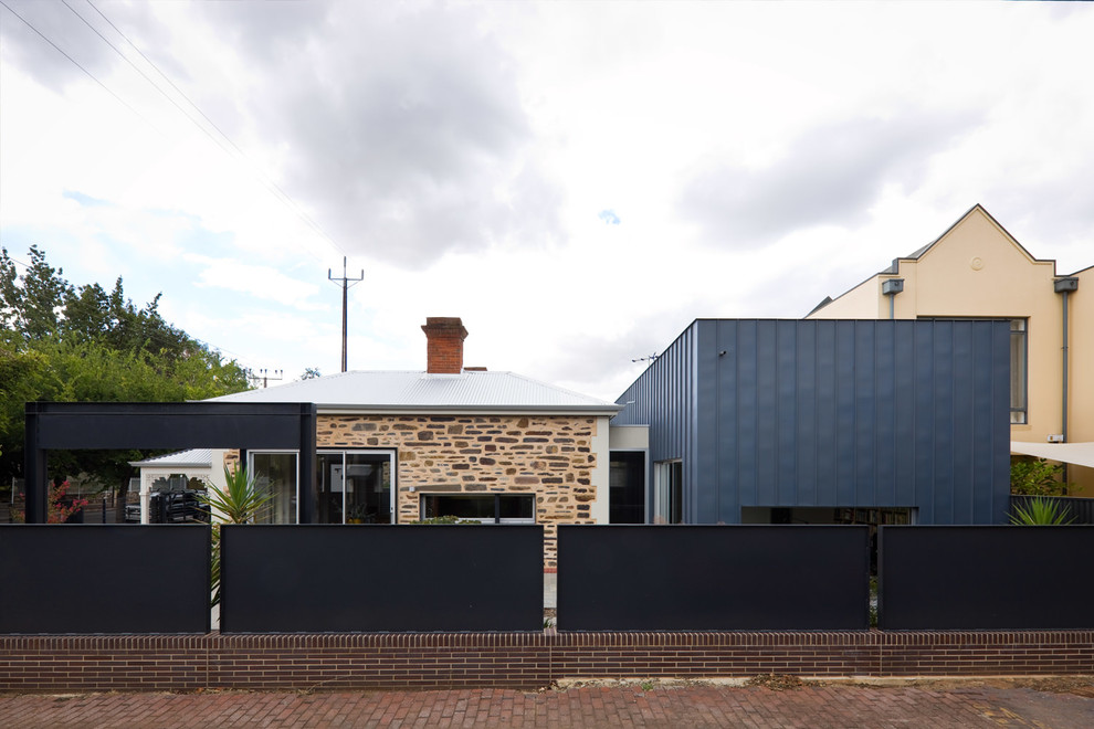 Medium sized and gey contemporary bungalow house exterior in Adelaide with metal cladding and a flat roof.