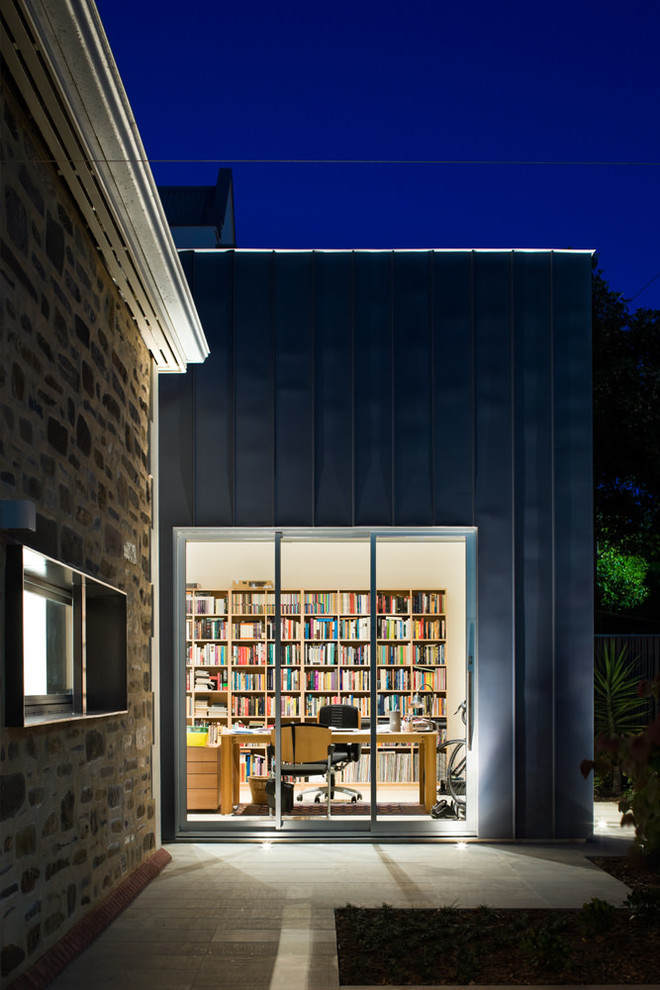 Свежая идея для дизайна: одноэтажный, серый дом среднего размера в современном стиле с облицовкой из металла и плоской крышей - отличное фото интерьера