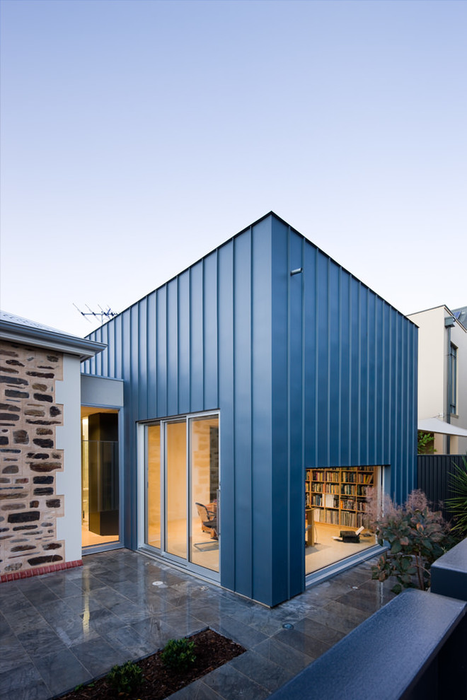 На фото: одноэтажный, серый дом среднего размера, из контейнеров, из контейнеров в современном стиле с облицовкой из металла и плоской крышей