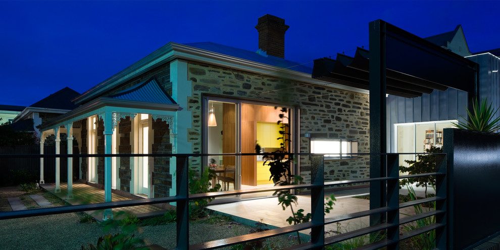 Mittelgroßes, Einstöckiges Modernes Haus mit Metallfassade, grauer Fassadenfarbe und Flachdach in Adelaide