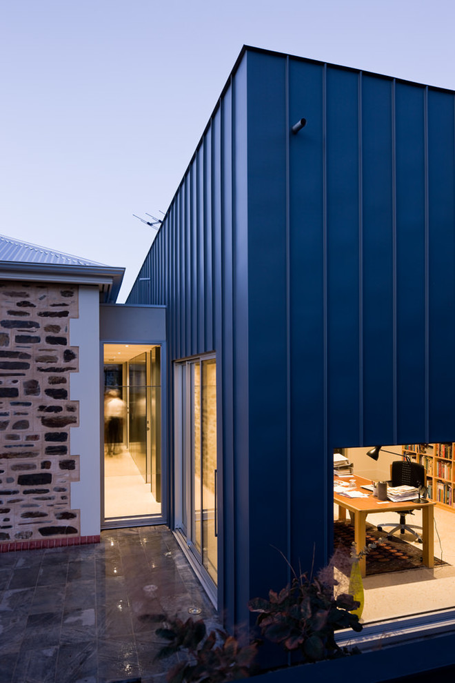 Ispirazione per la facciata di una casa grigia contemporanea a un piano di medie dimensioni con rivestimento in metallo e tetto piano
