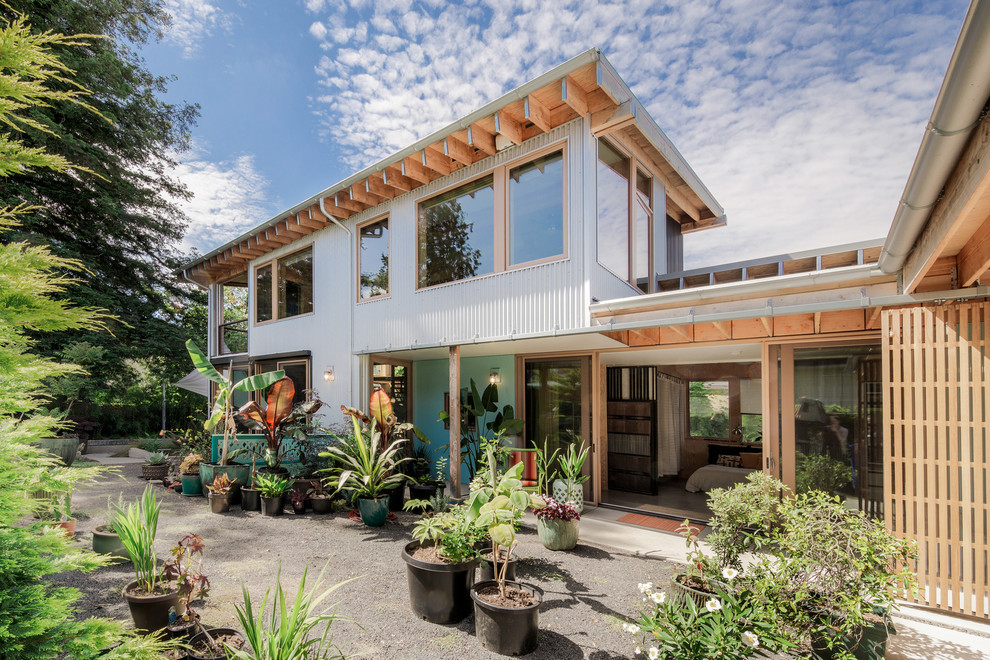 Zweistöckiges Industrial Einfamilienhaus mit weißer Fassadenfarbe in Portland