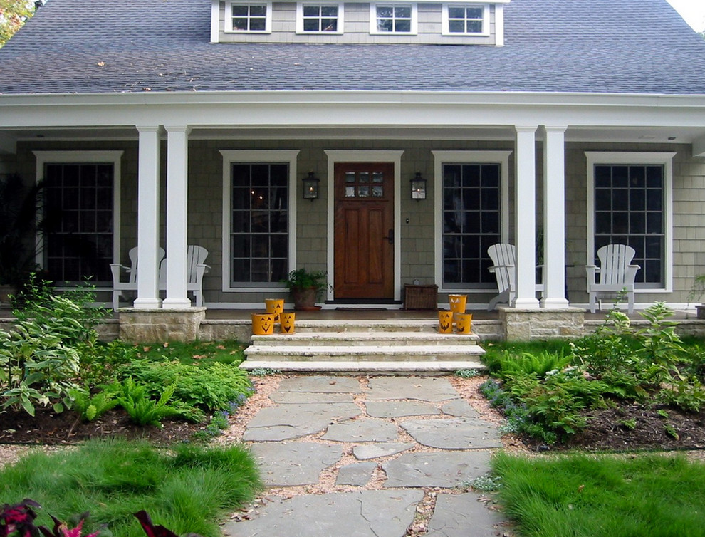 Imagen de fachada gris clásica de tamaño medio de dos plantas con revestimiento de aglomerado de cemento y tejado a dos aguas