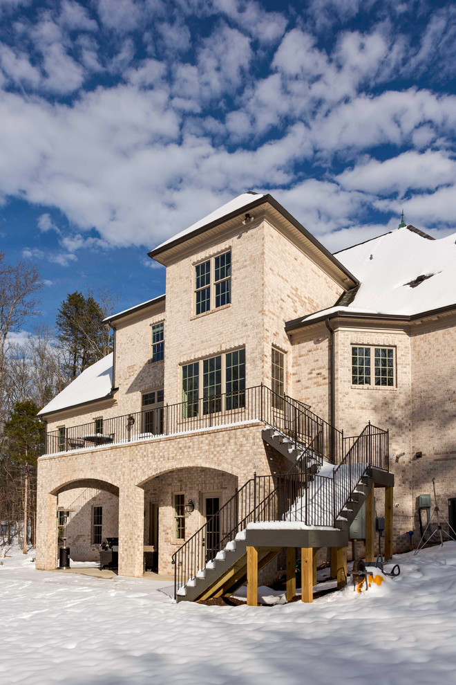 Immagine della villa ampia beige contemporanea a due piani con rivestimento in mattoni e copertura a scandole