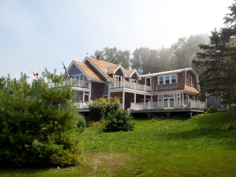 Mittelgroße, Zweistöckige Maritime Holzfassade Haus mit grauer Fassadenfarbe und Mansardendach in Sonstige