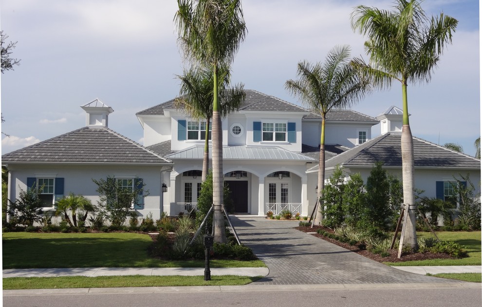Example of a large cottage exterior home design in Tampa