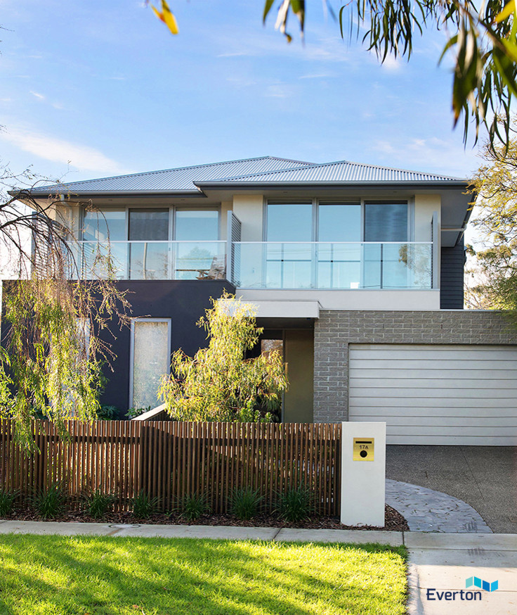 Zweistöckiges Modernes Haus mit Backsteinfassade, grauer Fassadenfarbe und Walmdach in Melbourne