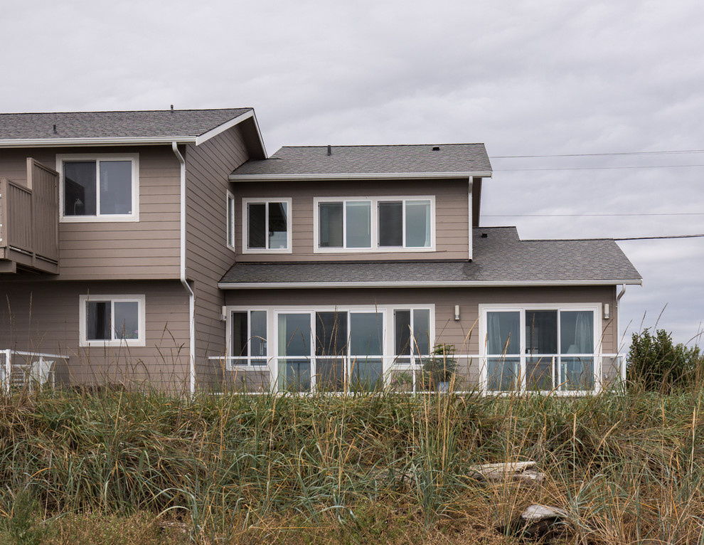 シアトルにあるビーチスタイルのおしゃれな家の外観の写真
