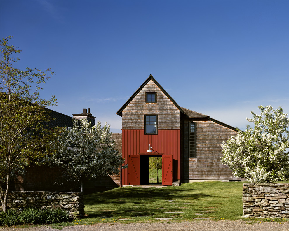 Immagine della facciata di una casa grande rossa country a due piani con rivestimenti misti
