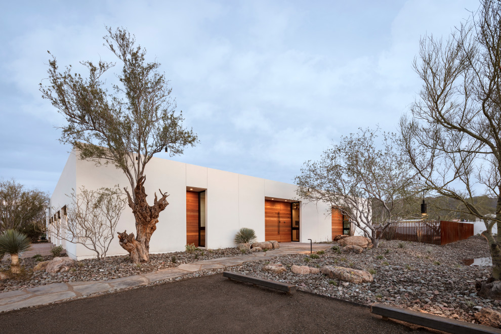 Einstöckiges Mediterranes Einfamilienhaus mit Putzfassade, weißer Fassadenfarbe und Flachdach in Phoenix