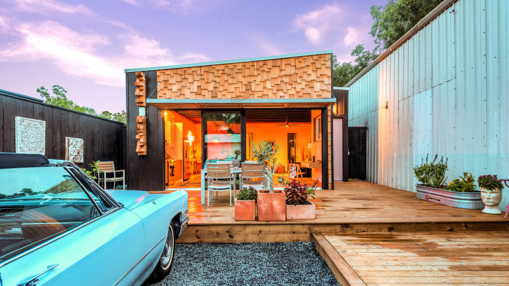 Kleines, Einstöckiges Eklektisches Einfamilienhaus mit Faserzement-Fassade, schwarzer Fassadenfarbe, Pultdach und Misch-Dachdeckung in Houston