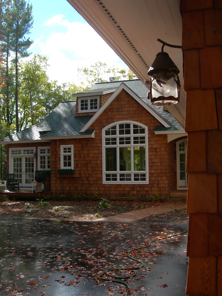Idée de décoration pour une façade de maison marron craftsman en bois à un étage avec un toit à deux pans.