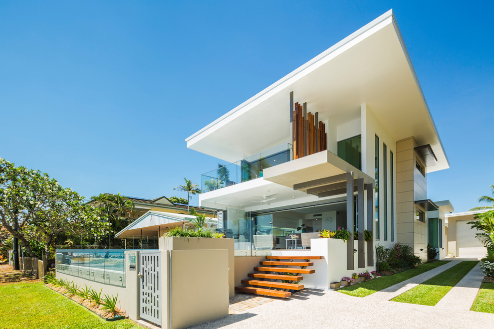 Mittelgroßes, Zweistöckiges Modernes Einfamilienhaus mit Mix-Fassade, bunter Fassadenfarbe und Pultdach in Cairns