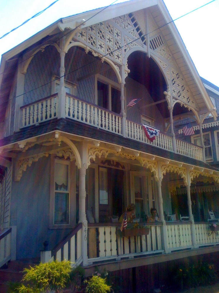Foto della facciata di una casa vittoriana con rivestimento in legno