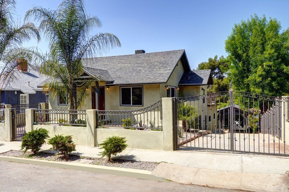 Example of a mid-sized classic one-story stucco exterior home design in Los Angeles