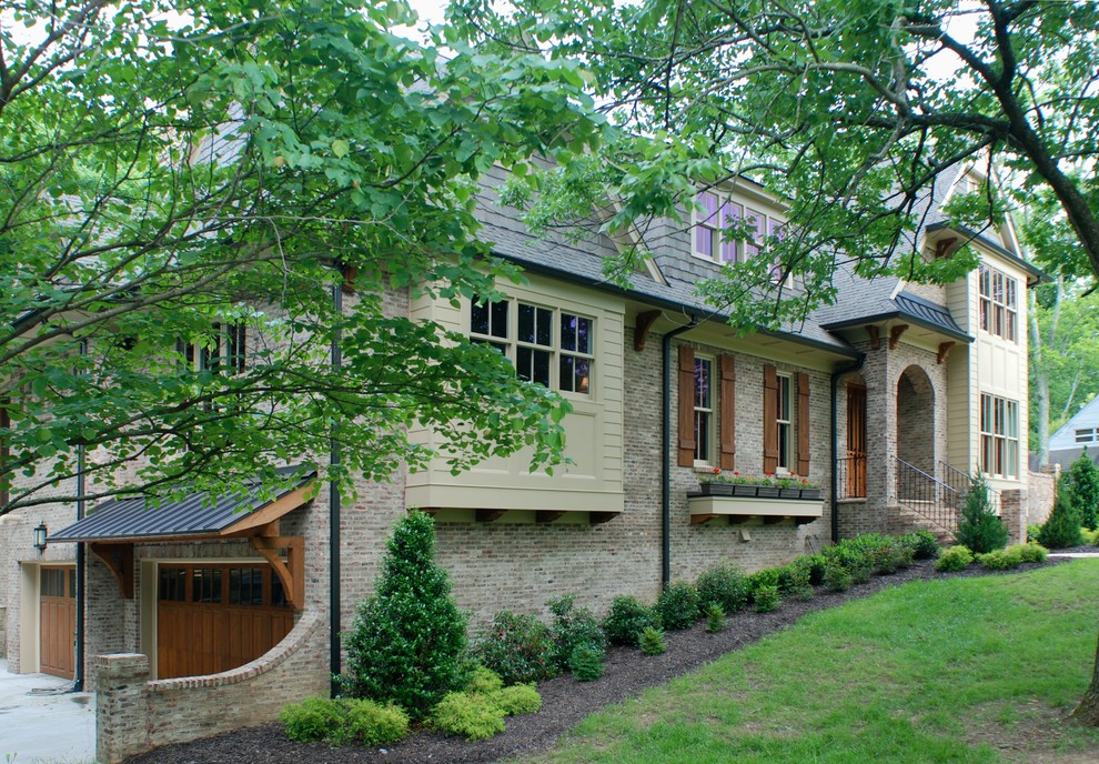 Photo of a contemporary house exterior in Nashville.