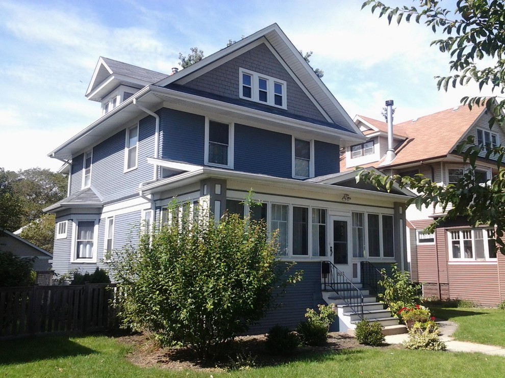 Modelo de fachada de casa azul de estilo americano grande de tres plantas con revestimiento de madera y tejado a dos aguas
