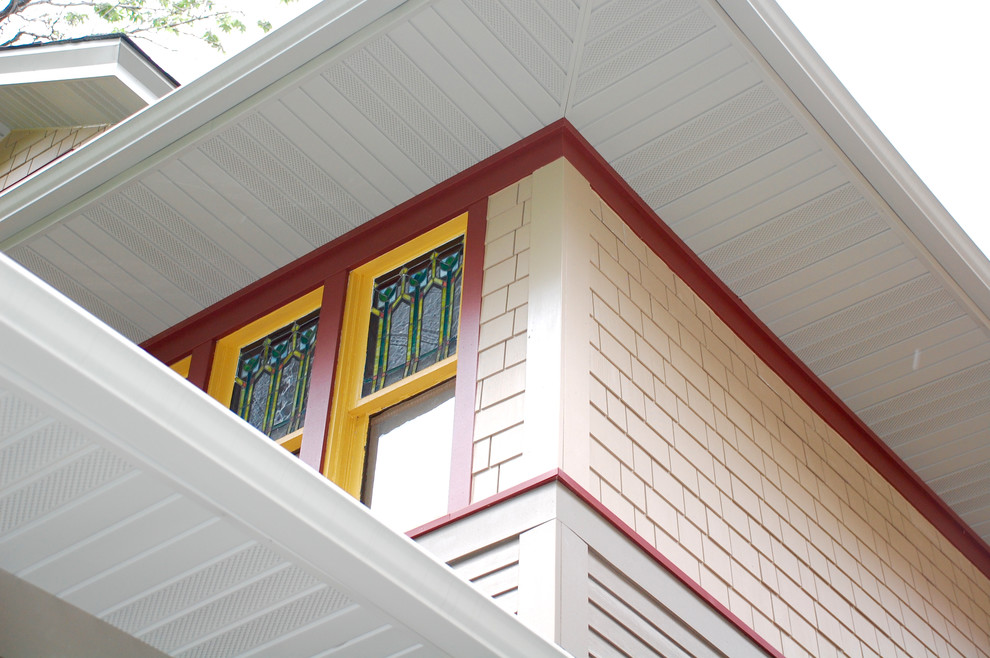 Réalisation d'une façade de maison beige craftsman en panneau de béton fibré de taille moyenne et à deux étages et plus avec un toit à deux pans et un toit en shingle.