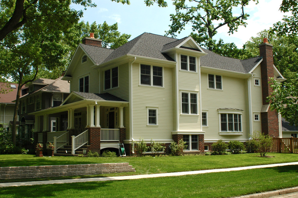 Mittelgroßes, Dreistöckiges Klassisches Einfamilienhaus mit Faserzement-Fassade, beiger Fassadenfarbe, Satteldach und Schindeldach in Sonstige