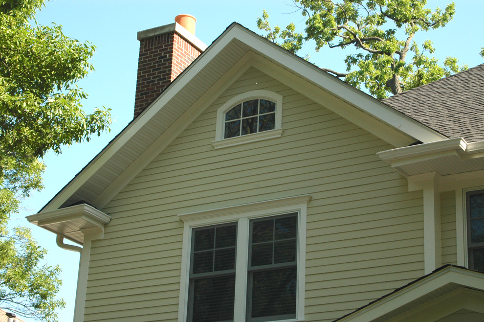 Mittelgroßes, Dreistöckiges Klassisches Einfamilienhaus mit Faserzement-Fassade, beiger Fassadenfarbe, Satteldach und Schindeldach in Sonstige