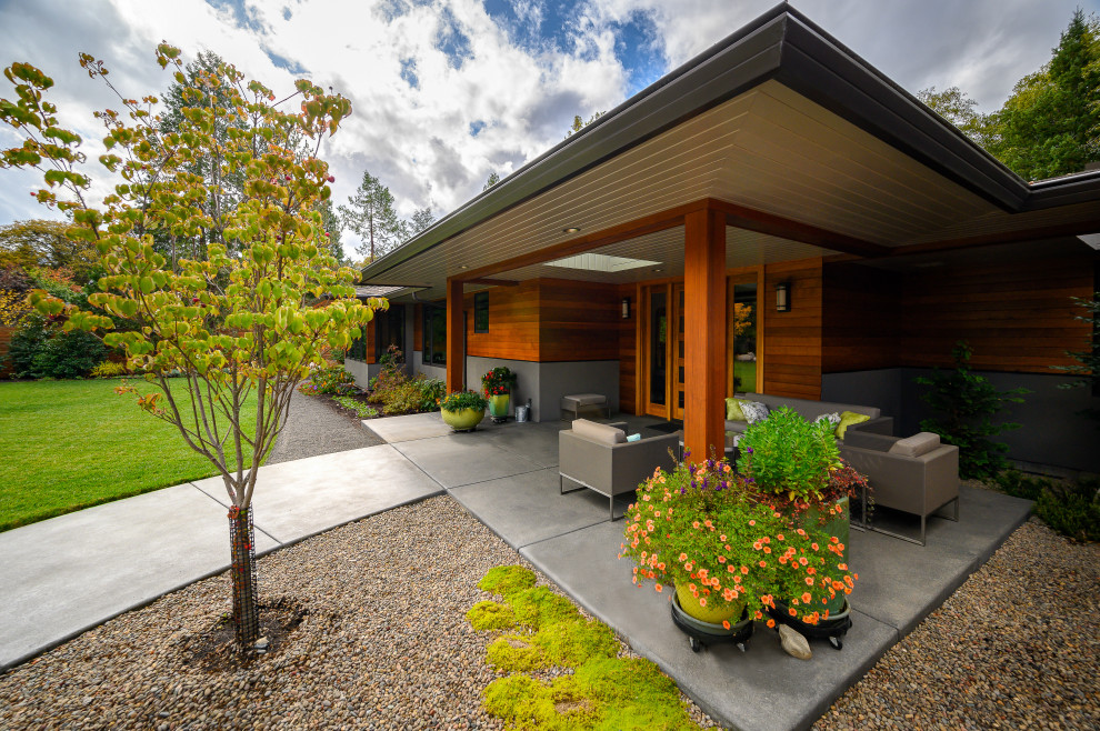 Design ideas for a midcentury house exterior in Other.