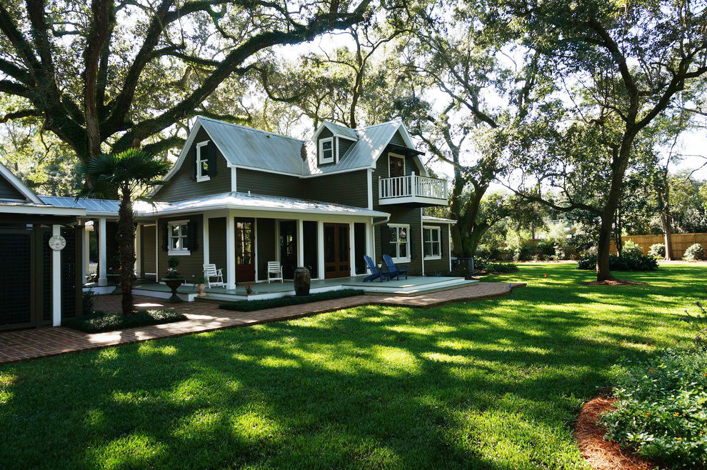 Источник вдохновения для домашнего уюта: двухэтажный, деревянный, зеленый дом среднего размера в классическом стиле с двускатной крышей