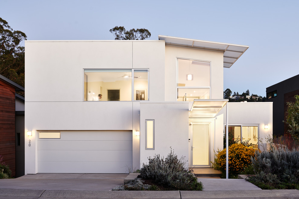 Cette image montre une façade de maison blanche design avec un toit plat.