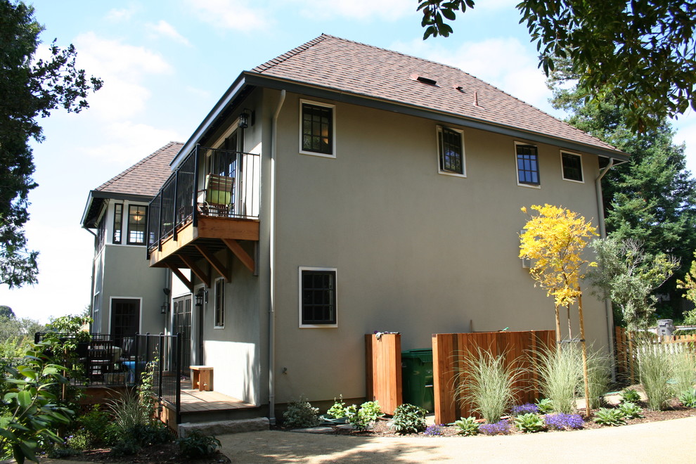 Пример оригинального дизайна: двухэтажный, серый дом среднего размера в классическом стиле