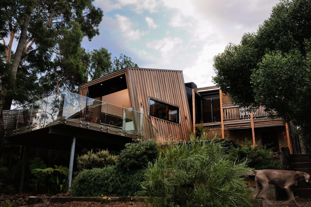 Источник вдохновения для домашнего уюта: деревянный, коричневый дом среднего размера в стиле модернизм с разными уровнями и плоской крышей