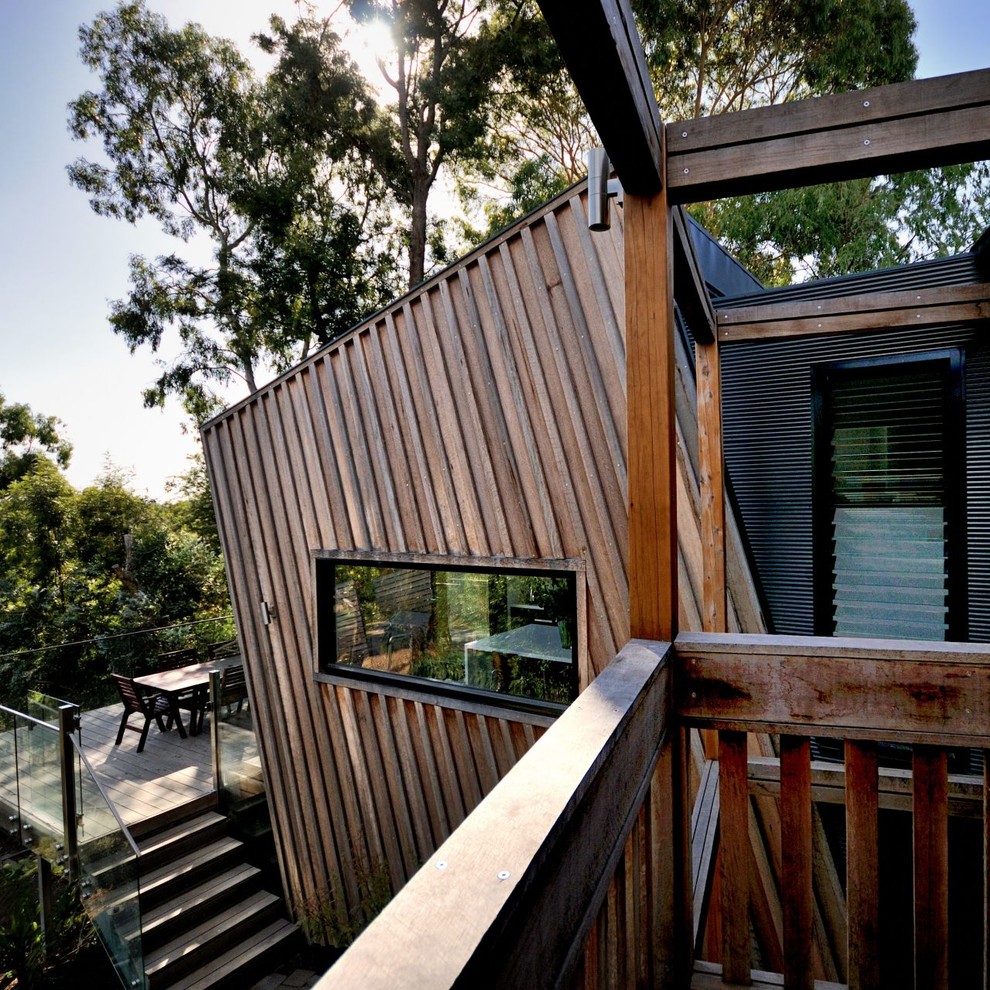 Foto de fachada marrón minimalista de tamaño medio a niveles con revestimiento de madera y tejado plano