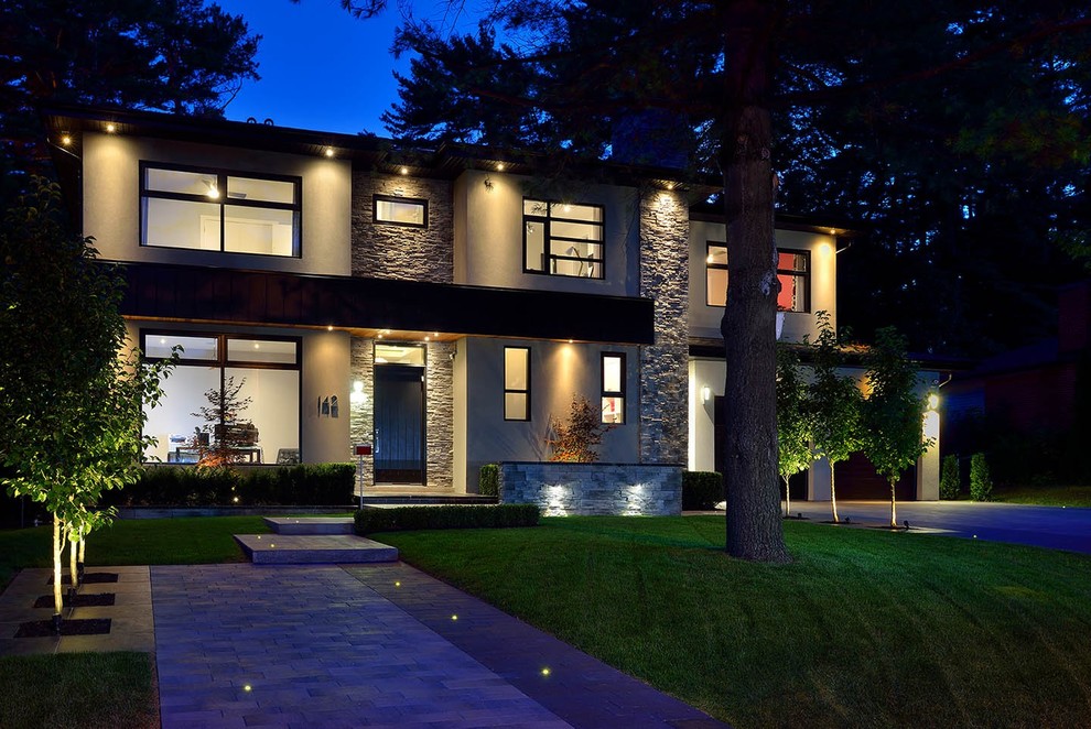 На фото: большой, двухэтажный, белый дом в стиле модернизм с облицовкой из цементной штукатурки с
