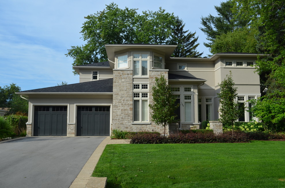 Пример оригинального дизайна: двухэтажный, серый дом среднего размера в современном стиле с облицовкой из цементной штукатурки