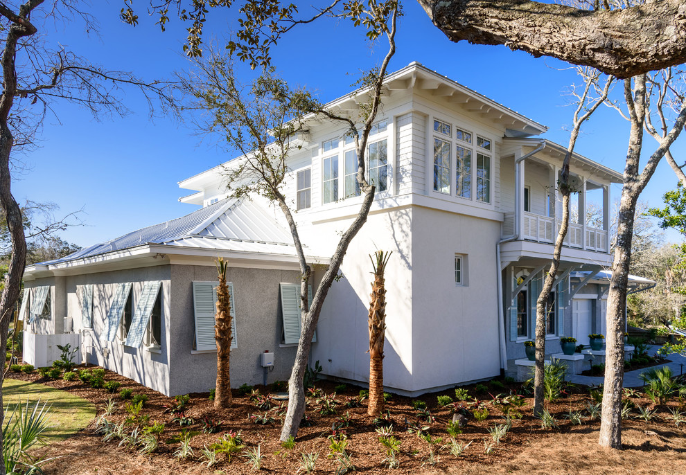 Großes, Zweistöckiges Maritimes Einfamilienhaus mit Putzfassade, weißer Fassadenfarbe und Blechdach in Jacksonville
