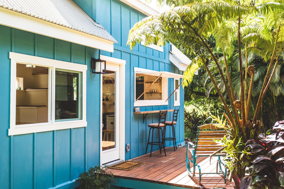 Esempio della villa piccola blu stile marinaro a due piani con rivestimento in legno, tetto a capanna e copertura in metallo o lamiera