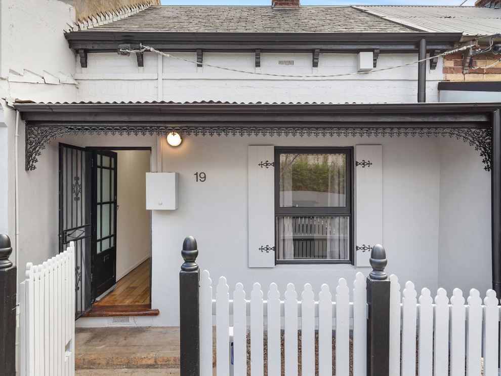 Medium sized classic bungalow detached house in Melbourne with a shingle roof.