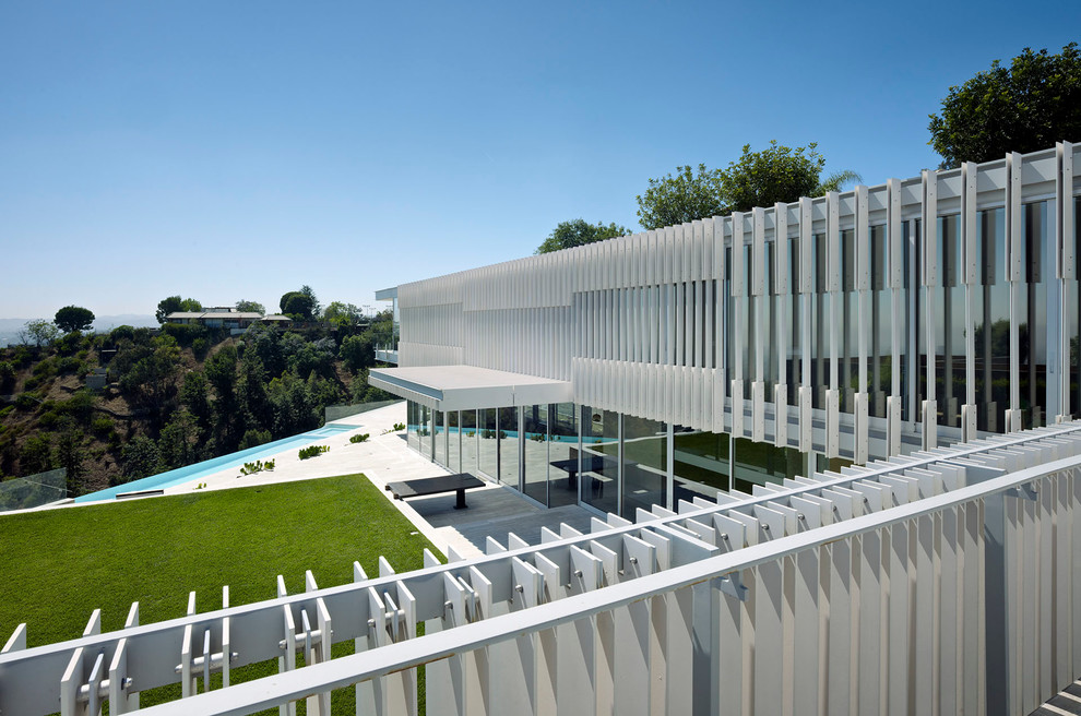 Geräumiges, Zweistöckiges Modernes Einfamilienhaus mit Metallfassade, weißer Fassadenfarbe und Flachdach in Los Angeles