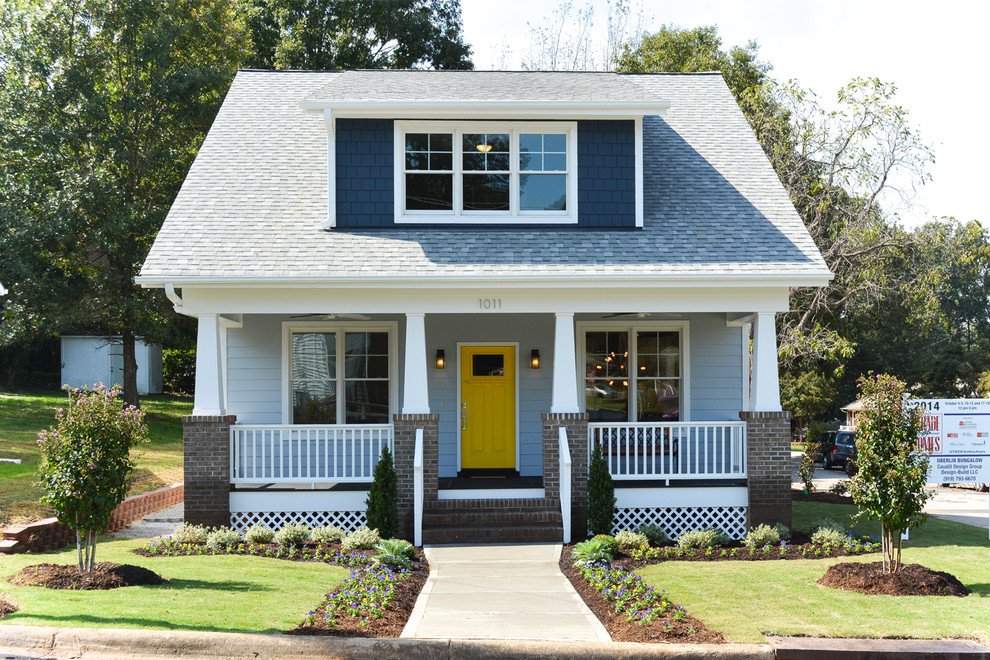 Zweistöckiges Rustikales Haus mit blauer Fassadenfarbe und Satteldach in Raleigh