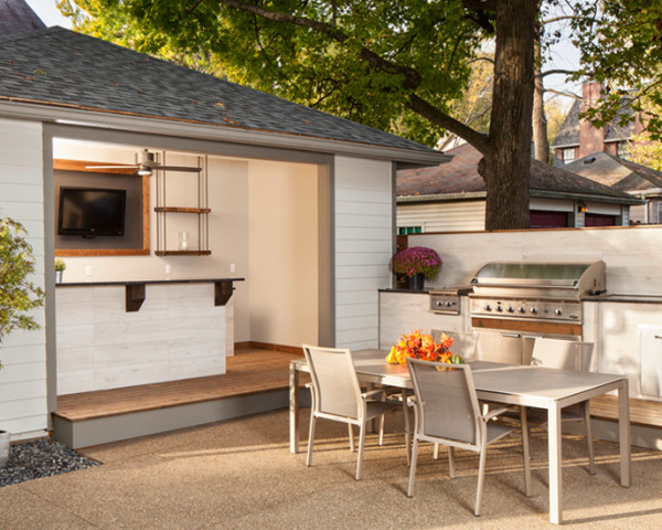 Стильный дизайн: маленький, деревянный, серый дом в стиле неоклассика (современная классика) для на участке и в саду - последний тренд