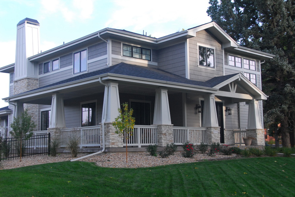 Foto della facciata di una casa grigia american style a due piani con rivestimento in vinile