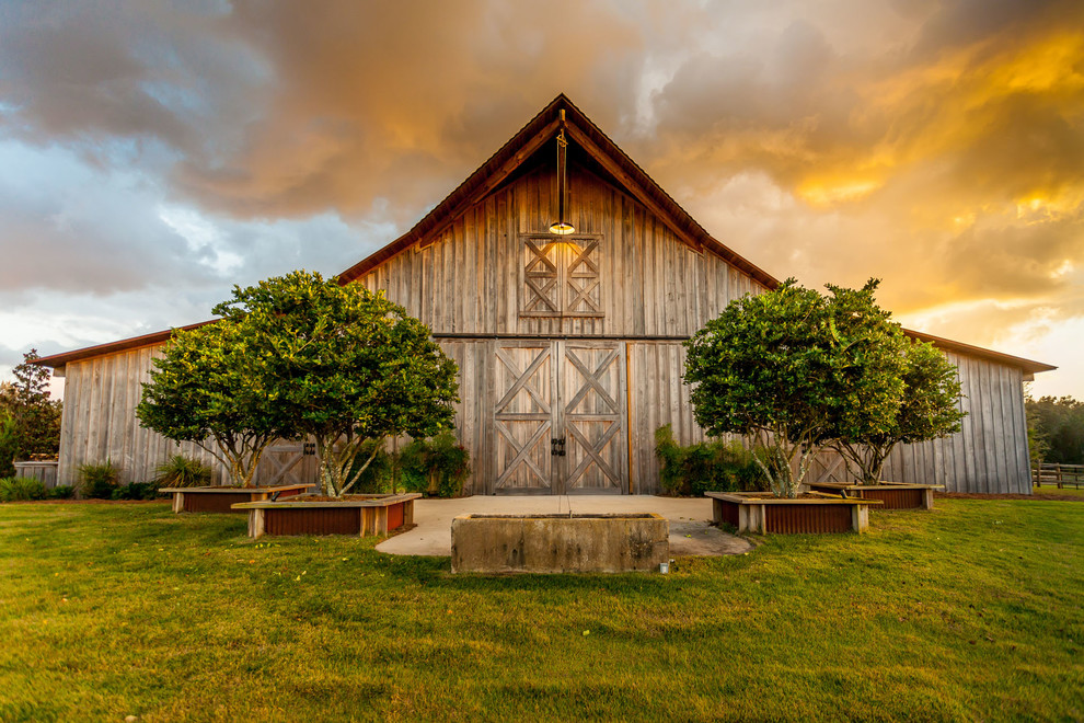 Diseño de fachada gris rural grande de una planta con revestimiento de madera y tejado a doble faldón