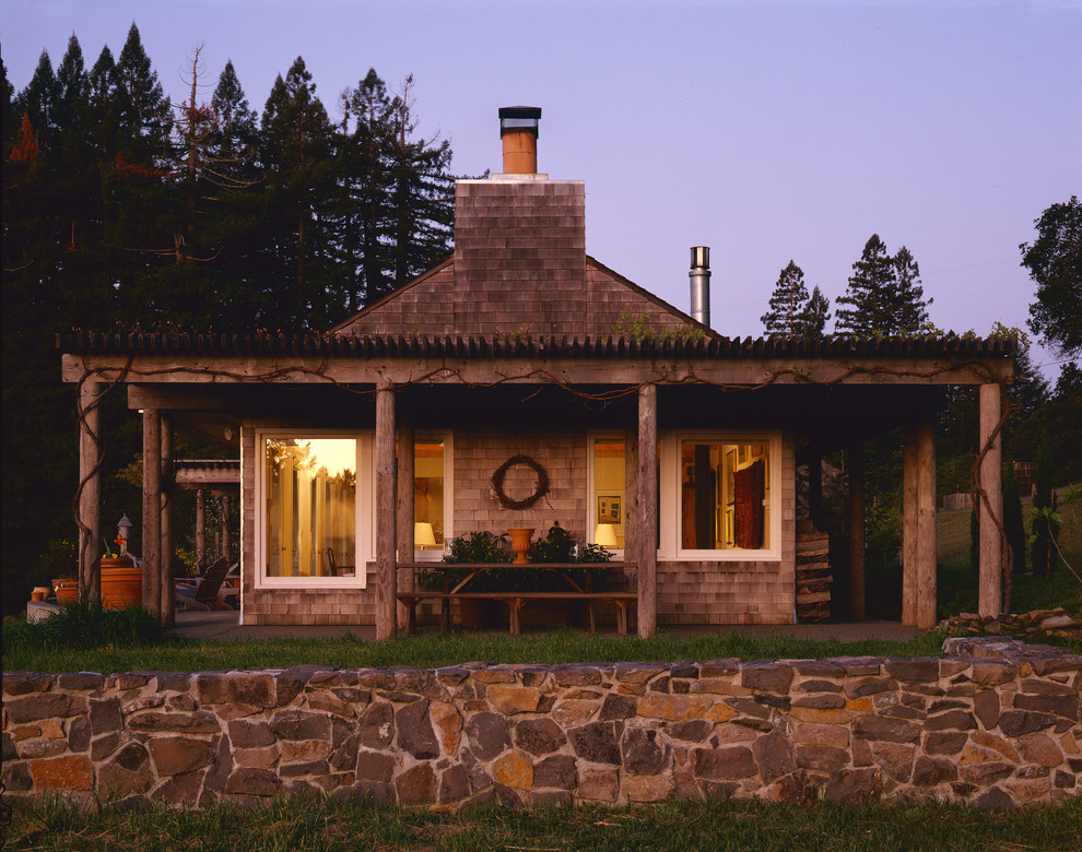 На фото: деревянный дом в классическом стиле с