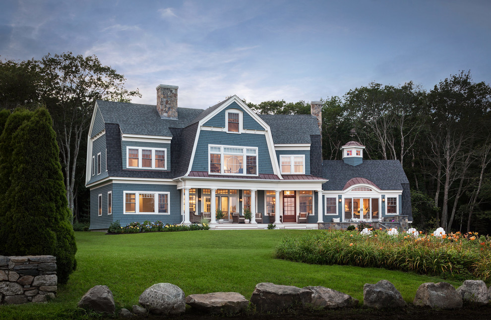 Ispirazione per la facciata di una casa blu vittoriana a due piani con rivestimento in legno e tetto a mansarda