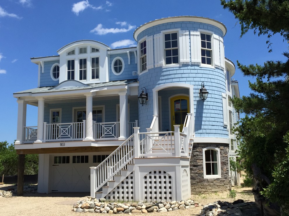 Großes, Dreistöckiges Maritimes Einfamilienhaus mit blauer Fassadenfarbe, Mix-Fassade, Flachdach und Schindeldach in Sonstige