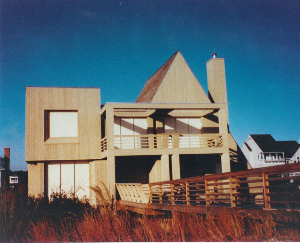 Idées déco pour une grande façade de maison grise moderne en bois à un étage.